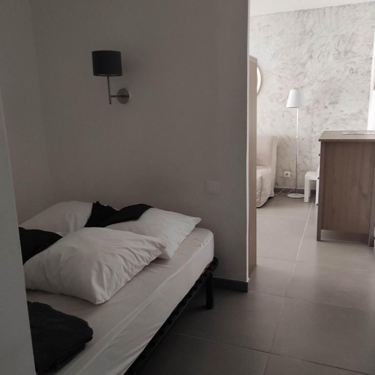 Appartement climatisé T1 à Hyères, dans résidence avec gardien, calme, parking, WIFI - One-Bedroom Apartment - 3