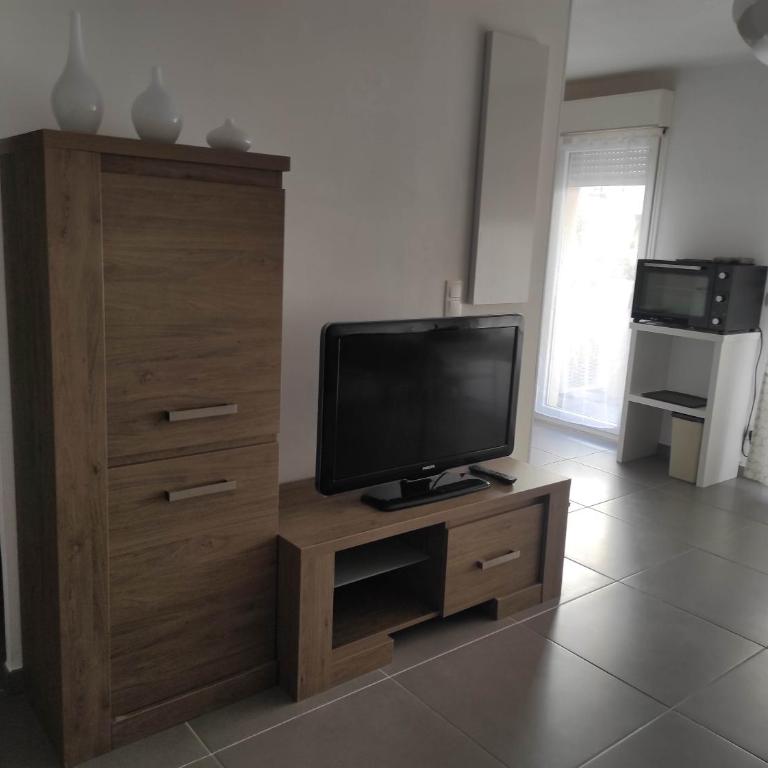 Appartement climatisé T1 à Hyères, dans résidence avec gardien, calme, parking, WIFI - One-Bedroom Apartment - 6