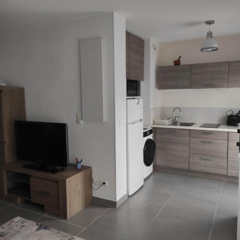 Appartement climatisé T1 à Hyères, dans résidence avec gardien, calme, parking, WIFI - One-Bedroom Apartment - 7