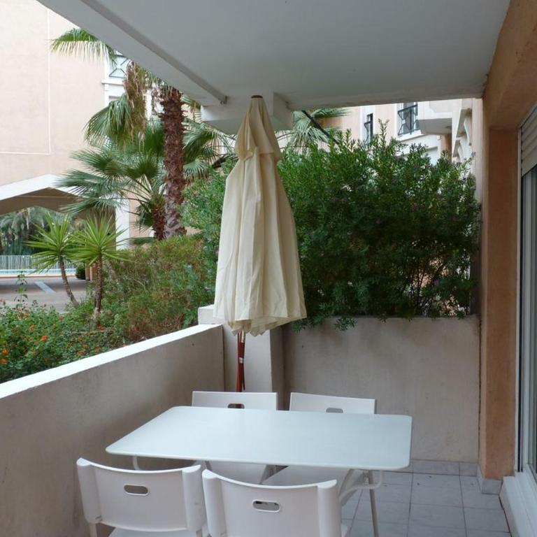 Appartement climatisé T1 à Hyères, dans résidence avec gardien, calme, parking, WIFI - One-Bedroom Apartment - 2