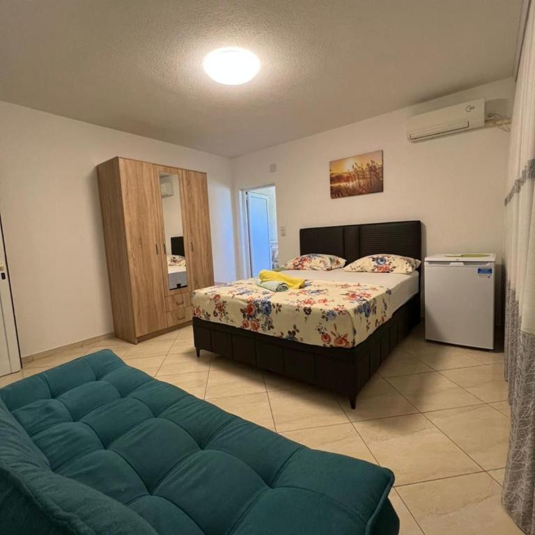 Apartments Edona - Trokrevetna Soba sa Balkonom - 3