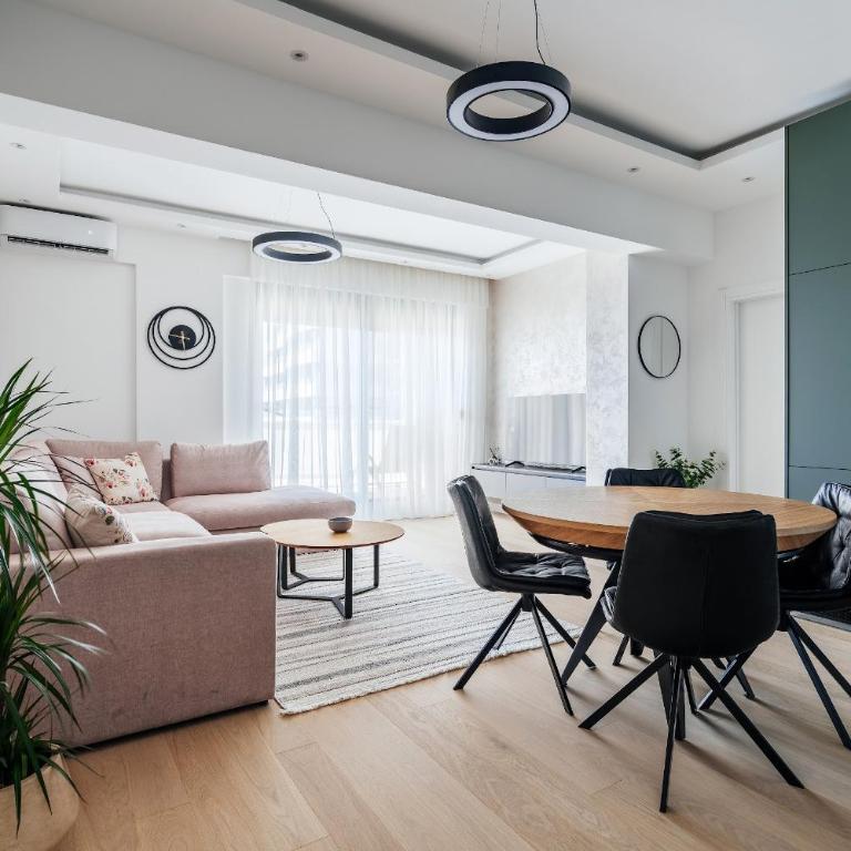 Twin Towers By In Property - Deluxe Suite with Sea View - 2