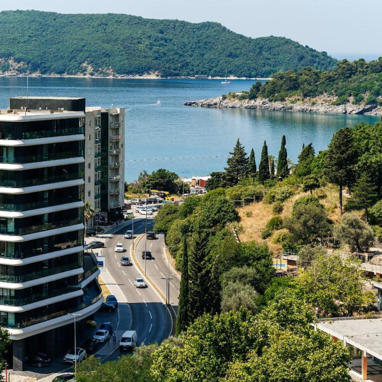 Twin Towers By In Property - Deluxe Suite with Sea View - 1