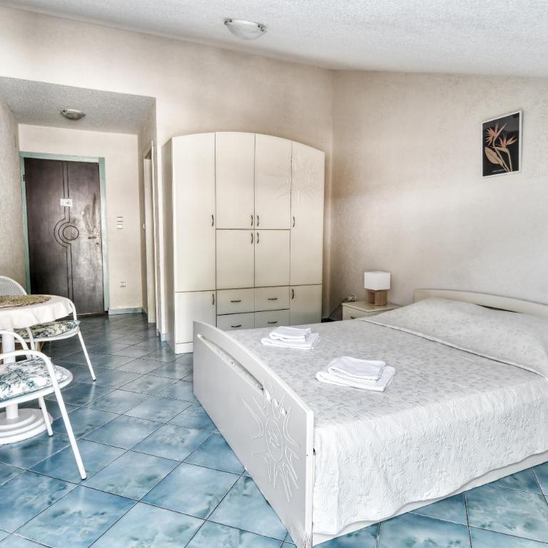 Sun Guest House - Standardna Dvokrevetna Soba sa Bračnim Krevetom i Balkonom - 8