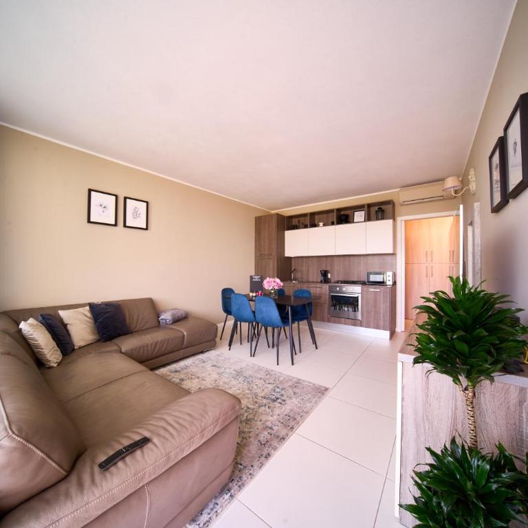 Hide View - Two-Bedroom Apartment - 4