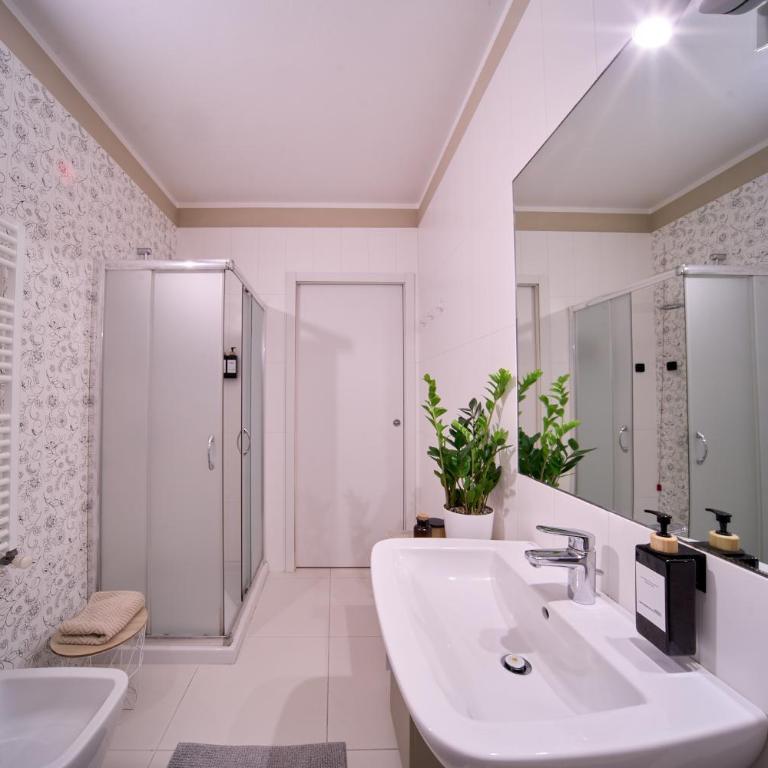 Hide View - Two-Bedroom Apartment - 8