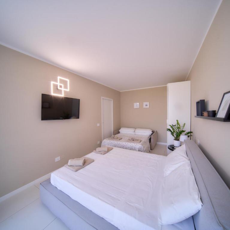 Hide View - Two-Bedroom Apartment - 12