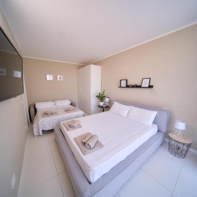 Hide View - Two-Bedroom Apartment - 11