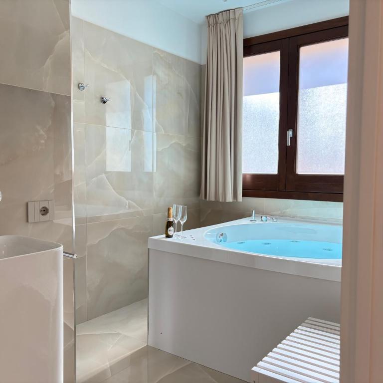 Acquamarina Rooms - Camera Matrimoniale con Vasca Idromassaggio - 11