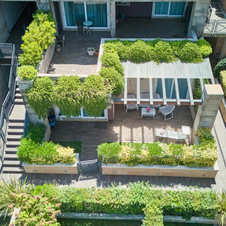 Hide View - Two-Bedroom Apartment - 3