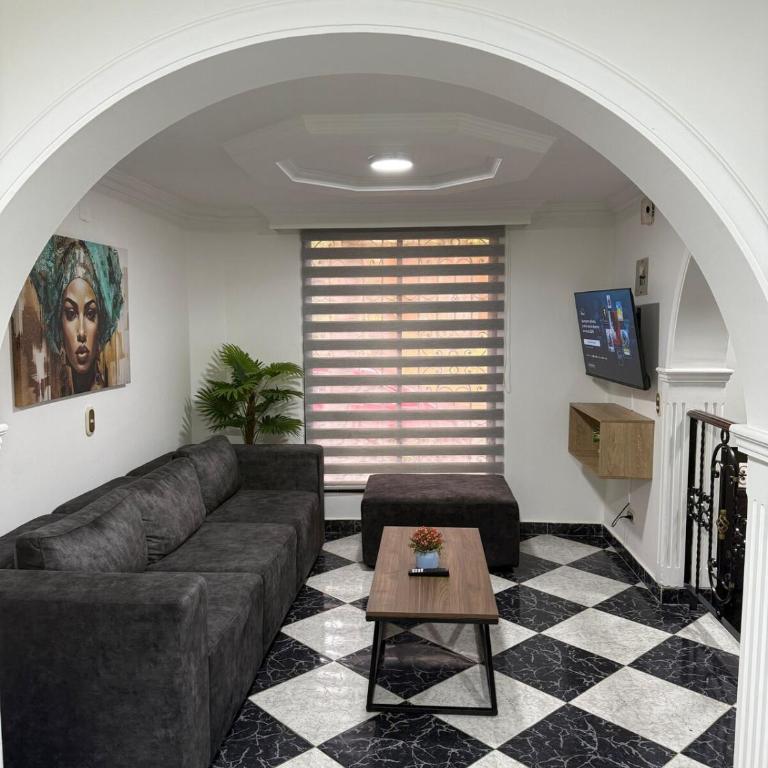 Apartamento amplio y hermoso en el centro Medellín - Three-Bedroom Apartment - 1