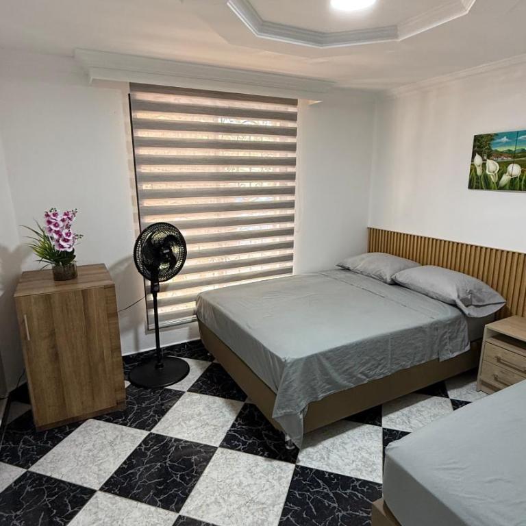 Apartamento amplio y hermoso en el centro Medellín - Three-Bedroom Apartment - 10
