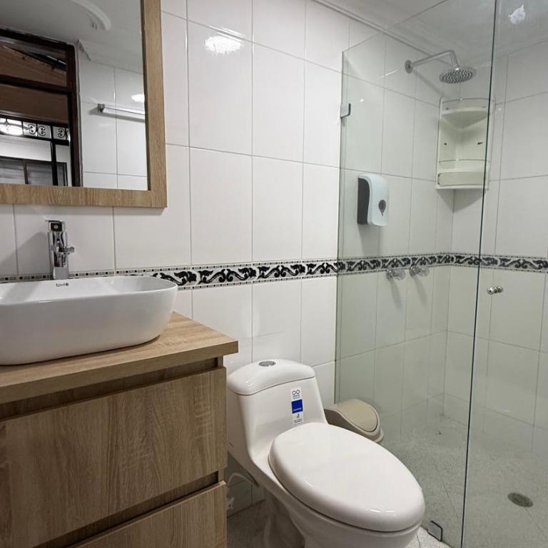 Apartamento amplio y hermoso en el centro Medellín - Three-Bedroom Apartment - 13