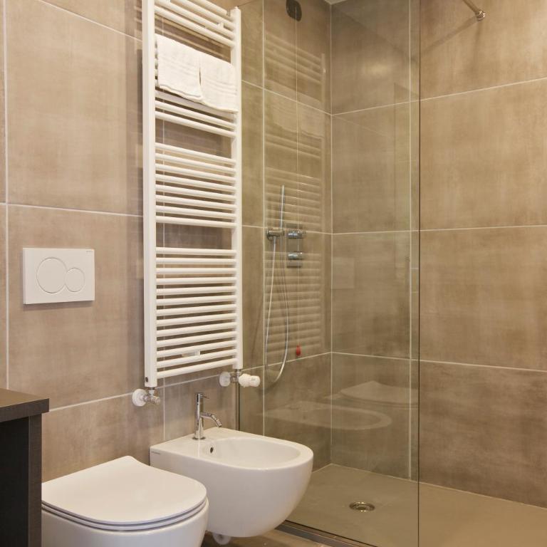 Hotel Al Campanile - Luxury Suites & Apartments - Suite con Vista Lago Parziale - 8