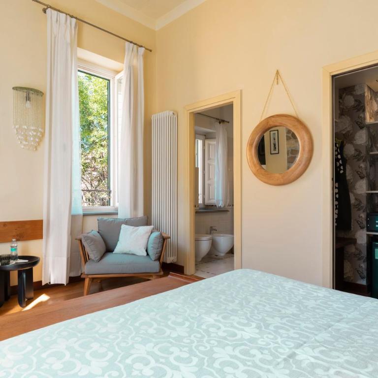 Palm Gallery Hotel - Deluxe King Room - 7