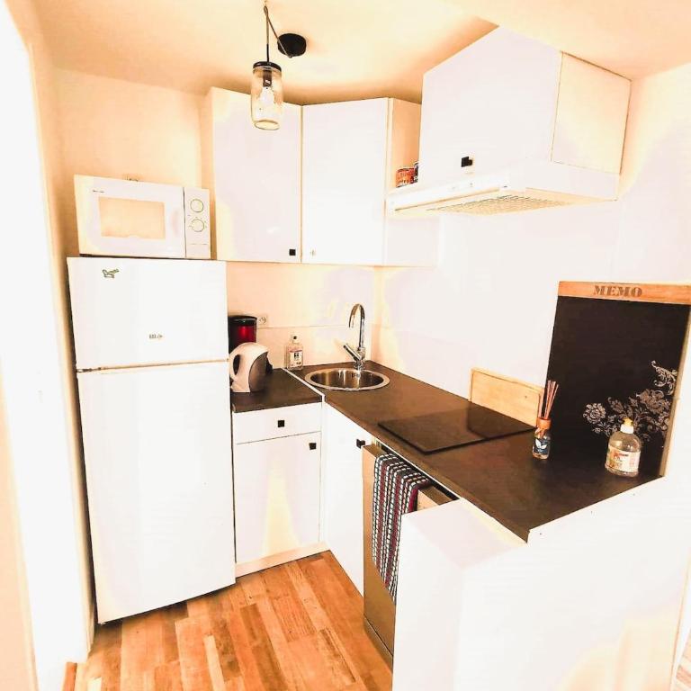 T2- 20m2 -plage de la Nartelle à 200M -piscine partagée - parking - BBQ - séjour calme & détente- Check-in 20h Maximum - Apartment mit 1 Schlafzimmer - 11