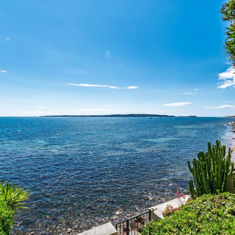 ADRIANA by Terry's Homes WATERFRONT SEAVIEW BEACH - Appartement 2 Chambres avec Terrasse et Vue sur la Mer - 3
