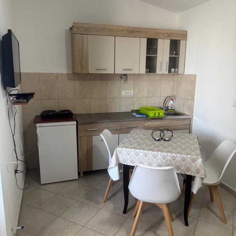 Apartments Radosevic - Trokrevetna Soba - 8
