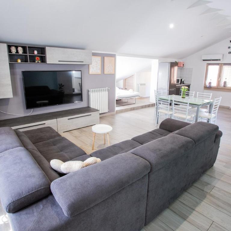 Mansarda in centro - Relax a due passi dal Lago Maggiore - Appartamento con 2 Camere da Letto - 1