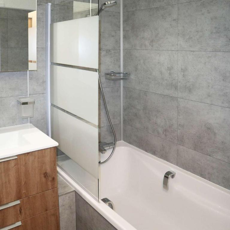 Appartement 4 pièces, 6 personnes, skis aux pieds, piscine et sauna - FR-1-322-385 - Apartamento (8 adultos) - 9