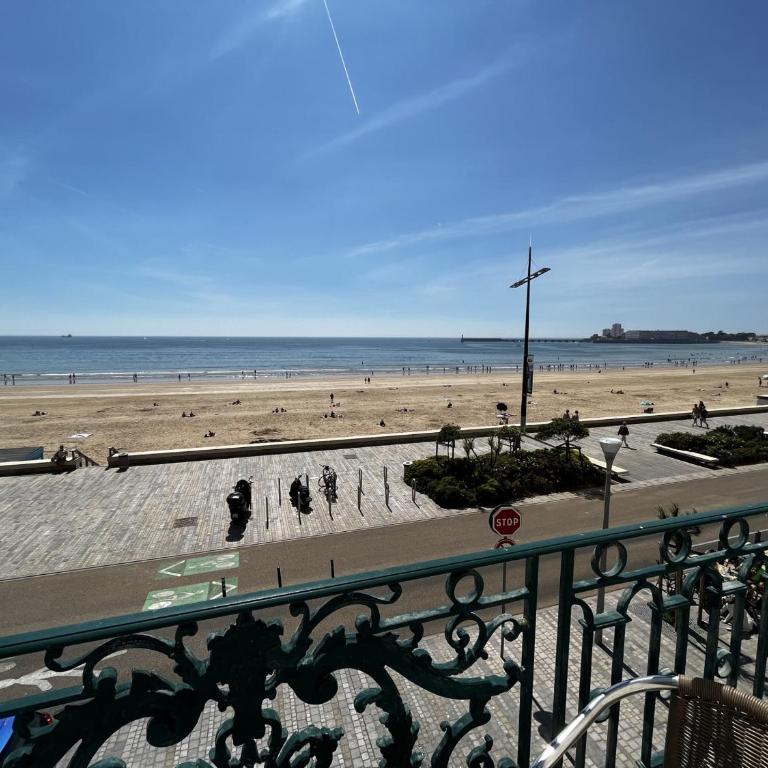 Appartement T2 avec piscine, parking, proche plage et commerces - FR-1-197-536 - Apartment - 14