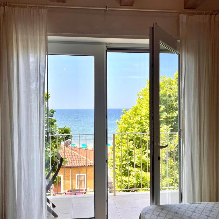 B&B Viale Italia 22 - Camera Matrimoniale con Vista Mare - 12
