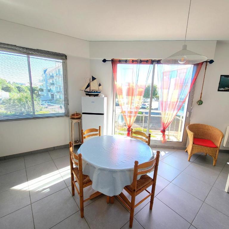 Studio Lumineux Proche Plage et Commerces aux Sables-d'Olonne Animaux Admis - FR-1-92-953 - Apartment - 1