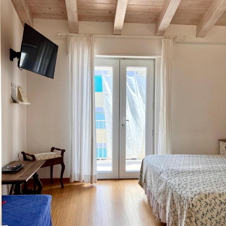 B&B Viale Italia 22 - Camera Matrimoniale con Balcone - 8