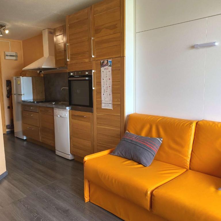 Studio rénové avec loggia et parking privatif - FR-1-553-306 - Studio - 1