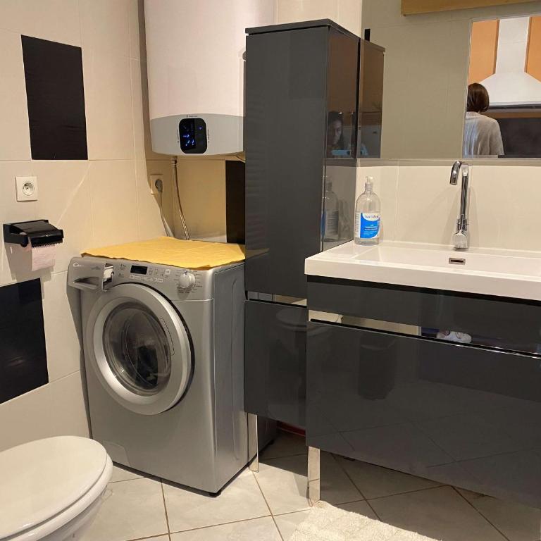 Studio rénové avec loggia et parking privatif - FR-1-553-306 - Studio - 8