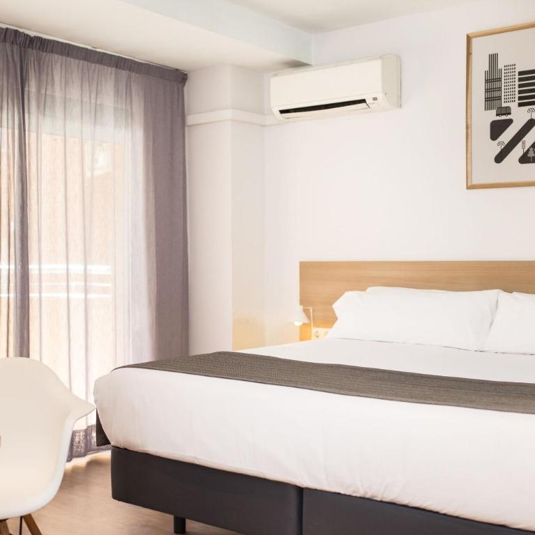 Rooms Ciencias - Triple Room with Balcony - 12