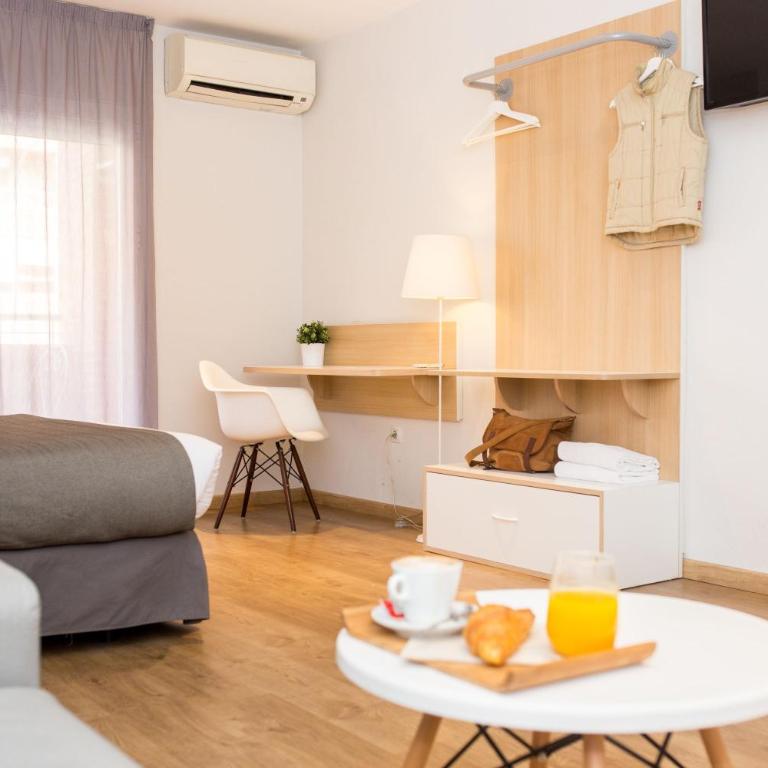 Rooms Ciencias - Quadruple Room with Balcony - 8