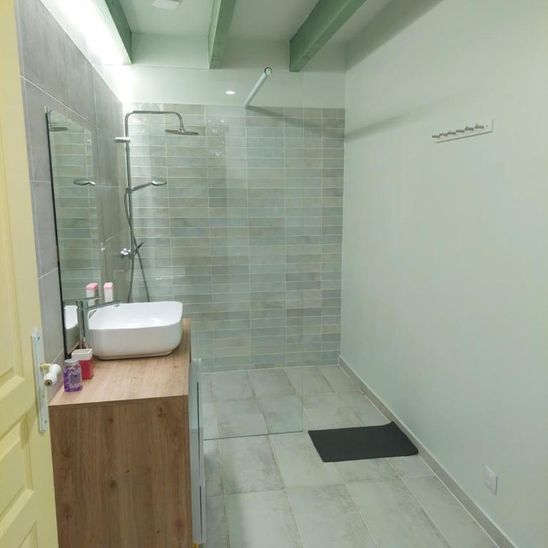 sable gris maison d'architecte - Two-Bedroom House - 15
