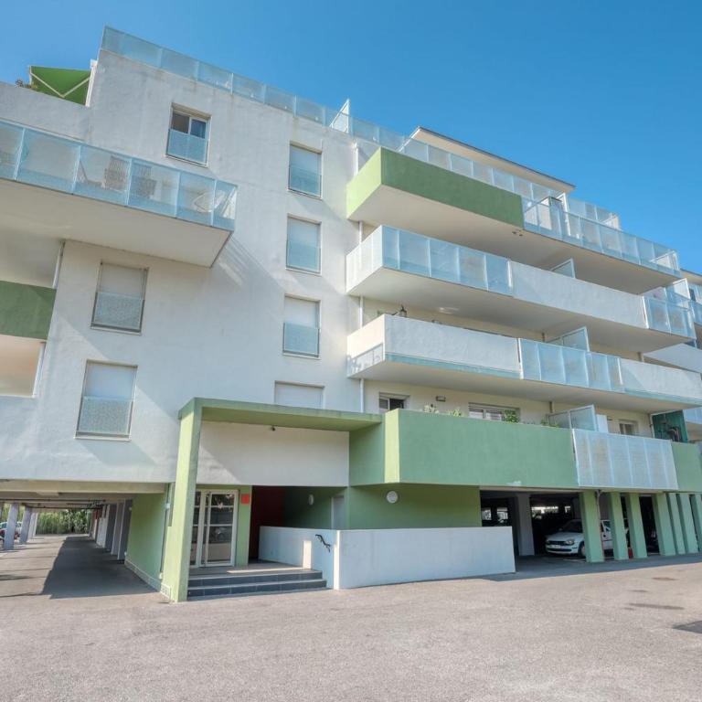2-Bedroom Apartment with Pool Parking & Balcony - Appartement 2 Chambres avec Balcon - 17