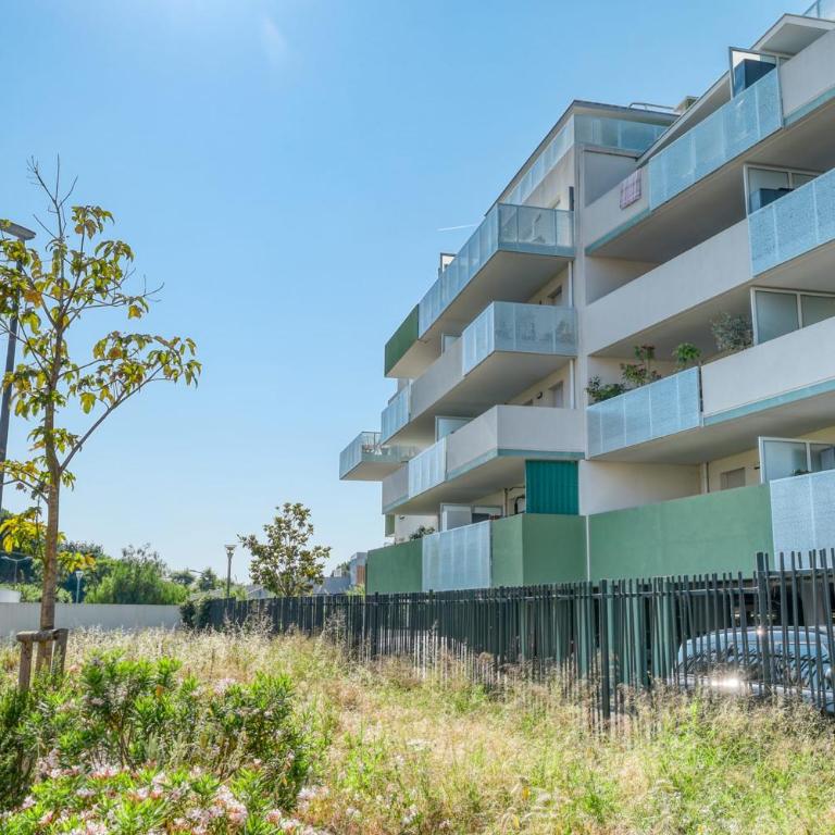 2-Bedroom Apartment with Pool Parking & Balcony - Appartement 2 Chambres avec Balcon - 18