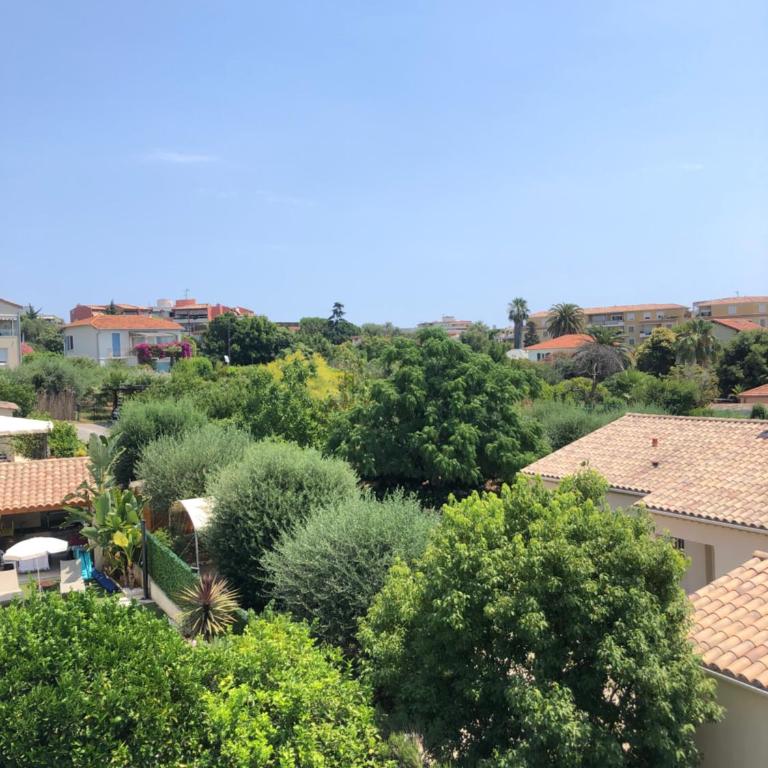 Lumineux avec piscine, Wifi & Terrace - Proche plage & Aéroport - Appartement 1 Chambre avec une vue dégagée - 7