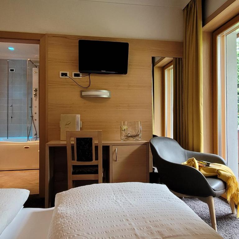 Hotel Garni Royal - Deluxe Doppelzimmer mit Bad - 4