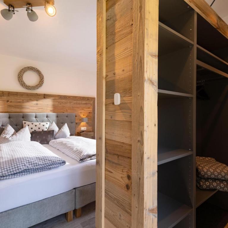 Pension Edelweiss - Doppelzimmer mit Dusche - 16