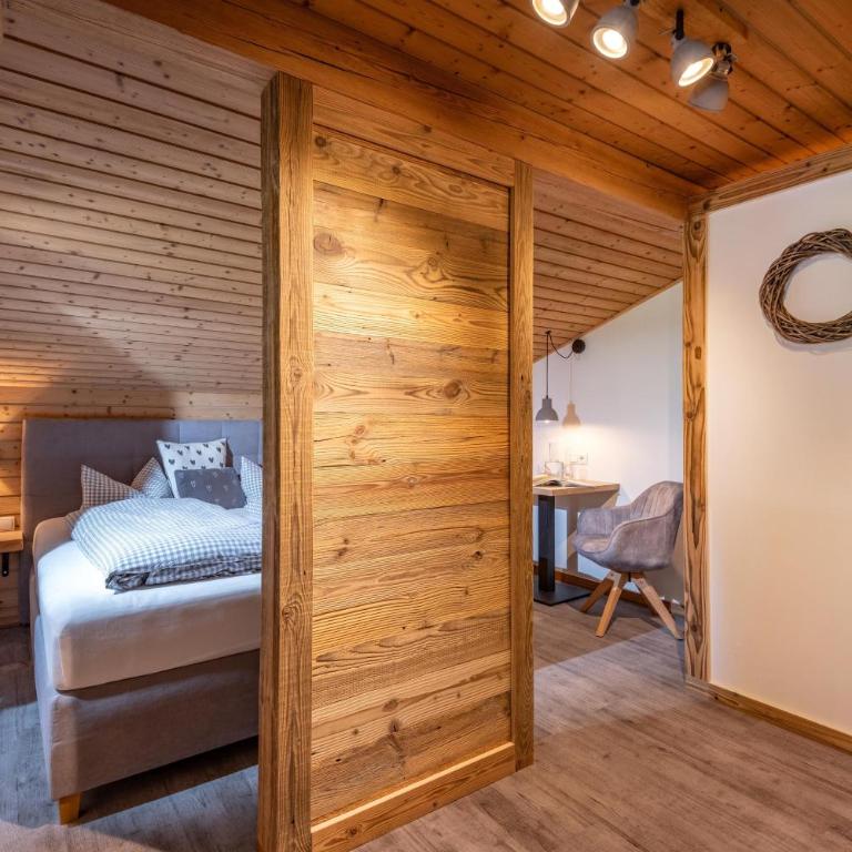 Pension Edelweiss - Doppelzimmer mit Dusche - 11