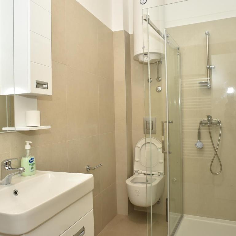 mir rooms and apartments - Double Room with Private Bathroom - 1