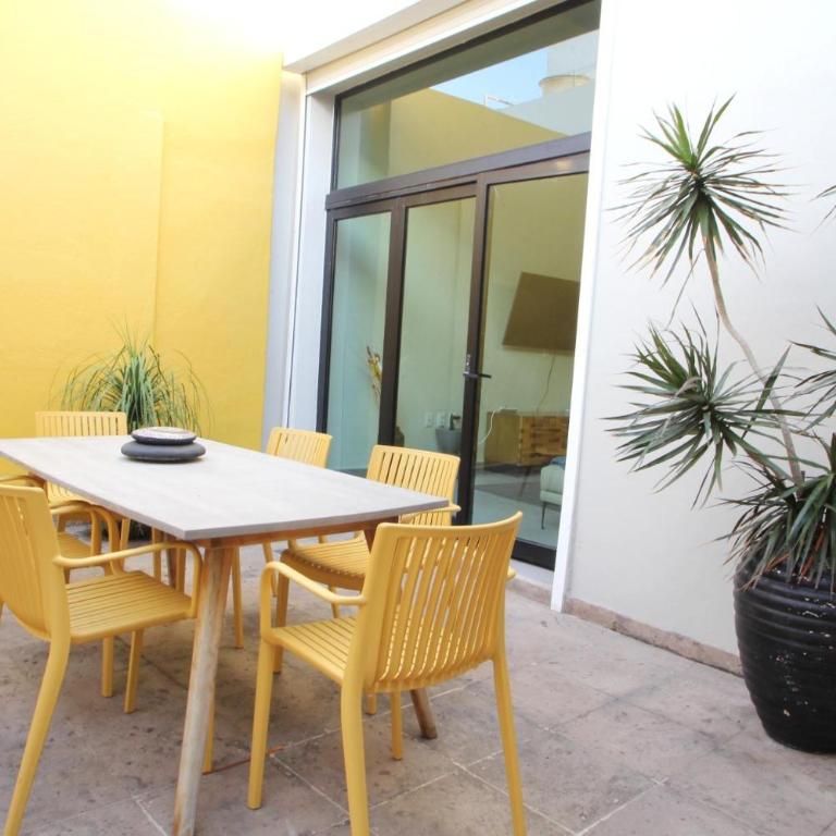 Stylish Home with Roof-Top Patio - Historic Centre - Three-Bedroom House - 8