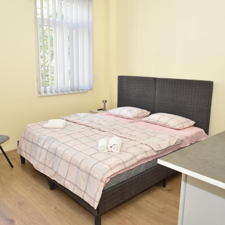 mir rooms and apartments - Triple Room with Private Bathroom - 1
