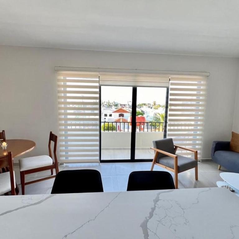 Las Hadas: City Condo with Pool - Two-Bedroom Apartment - 6