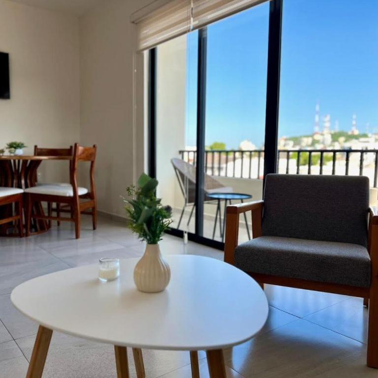 Las Hadas: City Condo with Pool - Two-Bedroom Apartment - 8