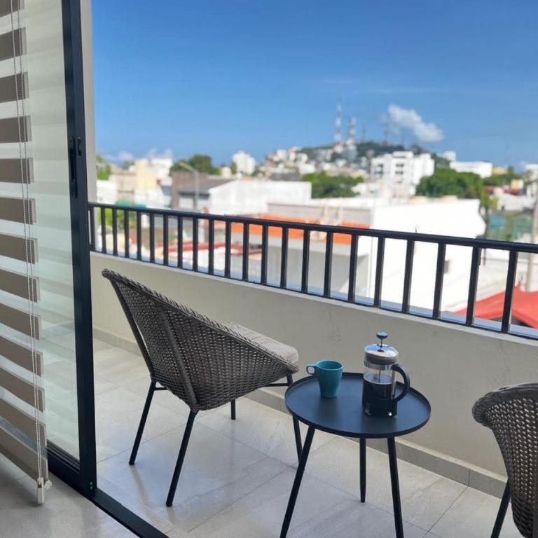 Las Hadas: City Condo with Pool - Two-Bedroom Apartment - 10