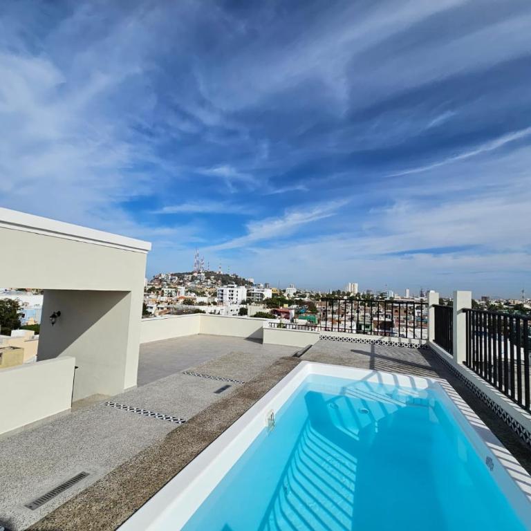 Las Hadas: City Condo with Pool - Two-Bedroom Apartment - 28