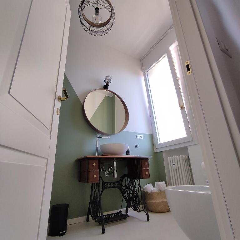 Nine and Three Quarters Rooms - Unique Design Rooms - King Room with Balcony - 33
