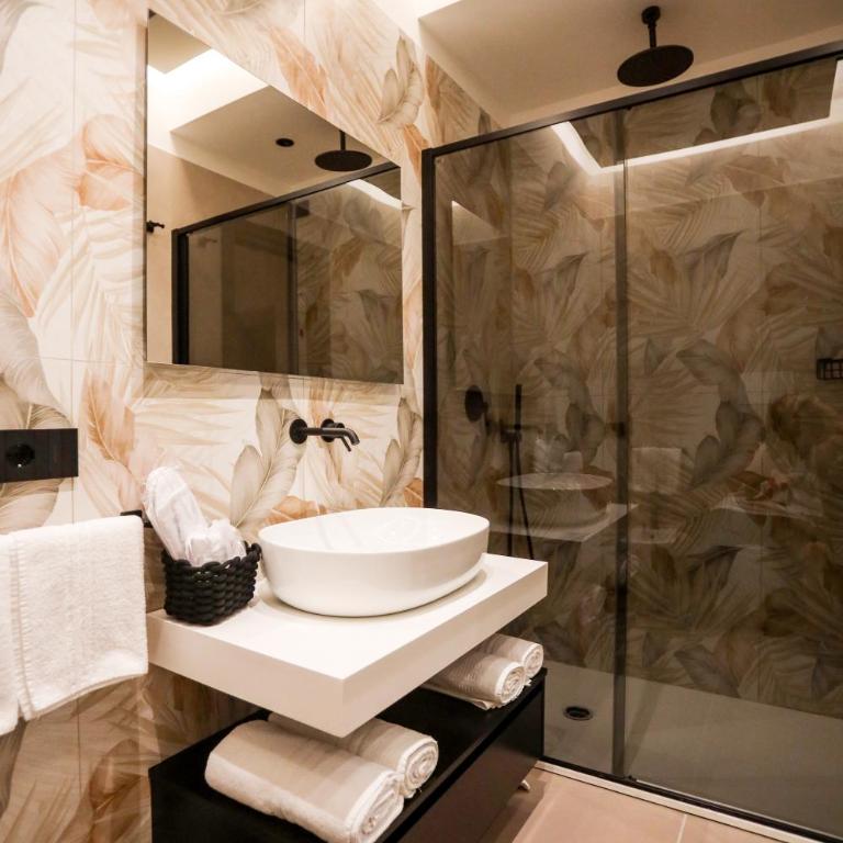 LUNA Gallery Suites - Standard Family Room - 12