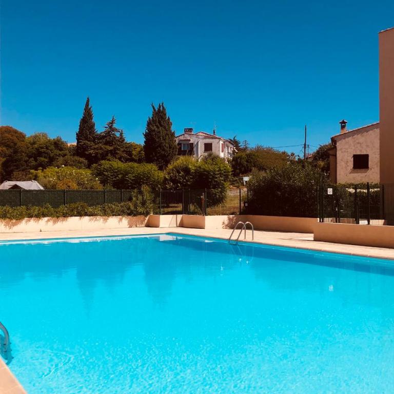Lumineux avec piscine, Wifi & Terrace - Proche plage & Aéroport - Appartement 1 Chambre avec une vue dégagée - 1