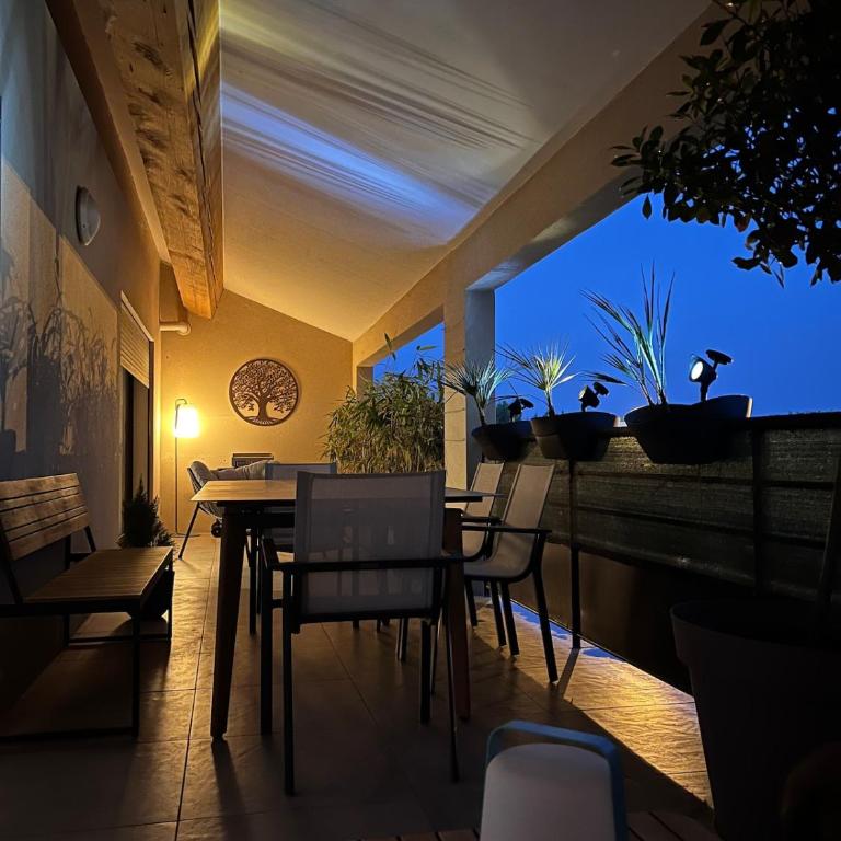 Appartement 110 m2 lumineux - avec grande terrasse - 2 parkings - proche centre - Appartement 2 Chambres avec Terrasse - 17